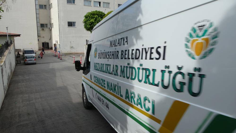 Göğsünden vurduğu eşini hastaneye götürdü 4